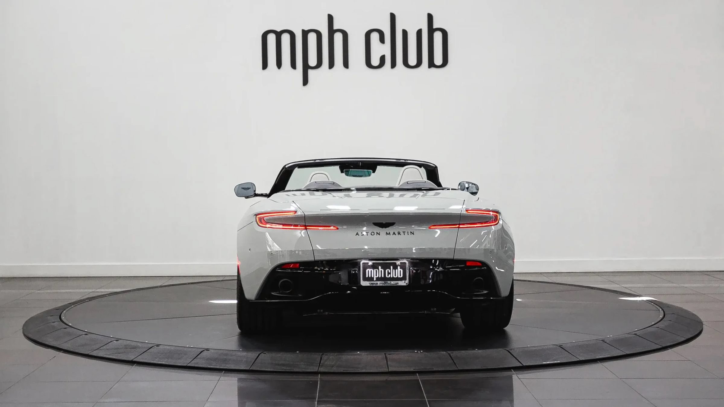 Used 2024 Aston Martin DB12 Convertible RWD image 5