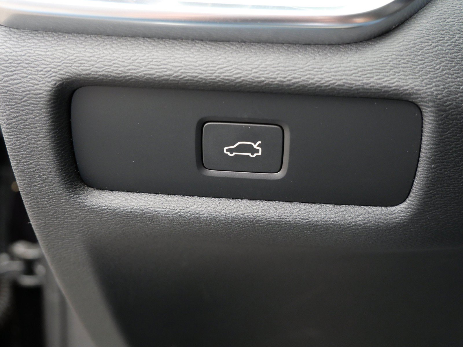 Certified 2024 Volvo V60 B5 Cross Country Ultimate w/ Protection Package Premier AWD/4WD image 26