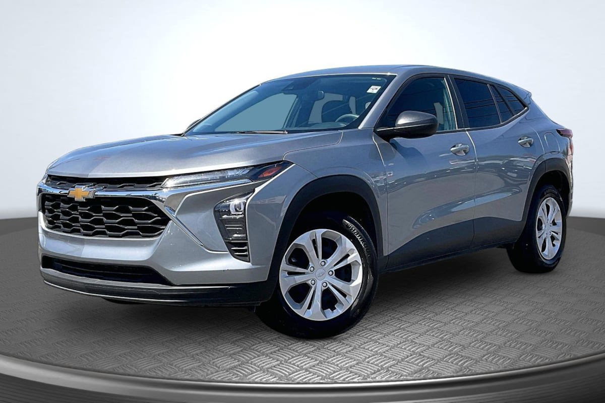 Used 2025 Chevrolet Trax LS FWD image 12