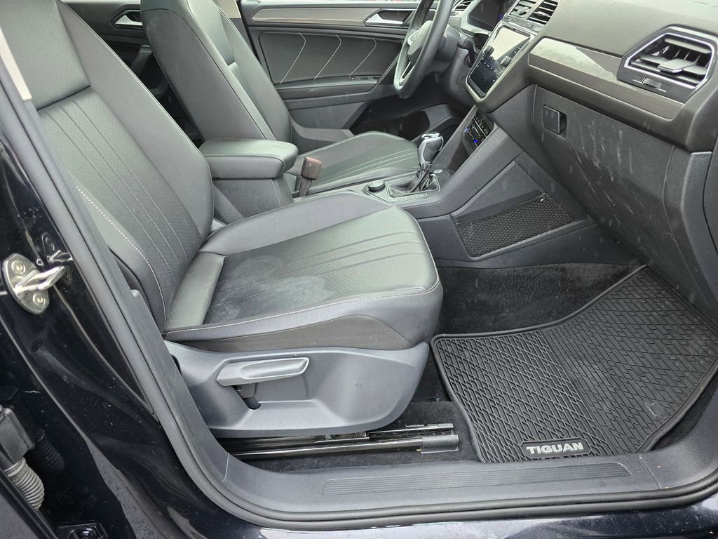 Used 2022 Volkswagen Tiguan SE image 12