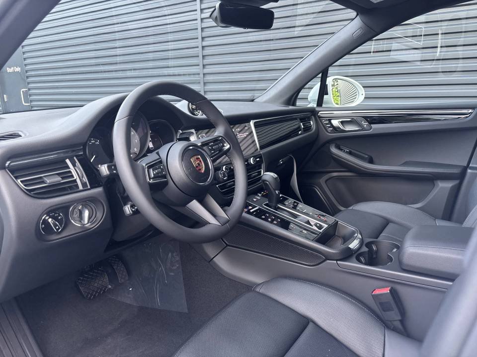 Certified 2025 Porsche Macan S AWD/4WD image 11