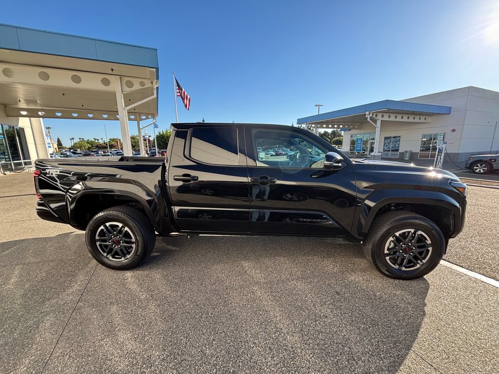 Used 2025 Toyota Tacoma TRD Sport w/ TRD Sport Upgrade Package AWD/4WD image 4