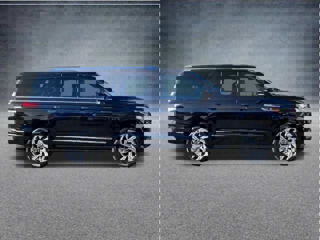 Used 2024 Lincoln Navigator L 4WD image 3