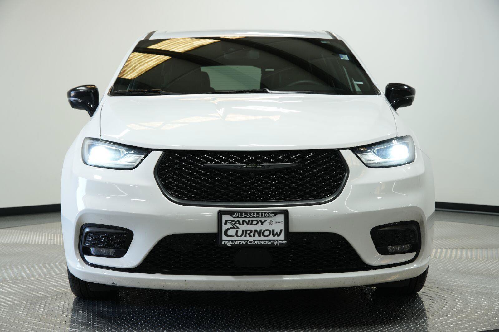 Used 2024 Chrysler Pacifica Limited FWD image 2