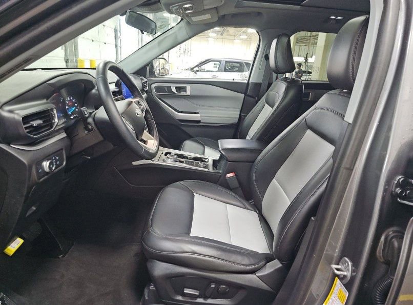 Used 2022 Ford Explorer XLT w/ Equipment Group 202A image 6