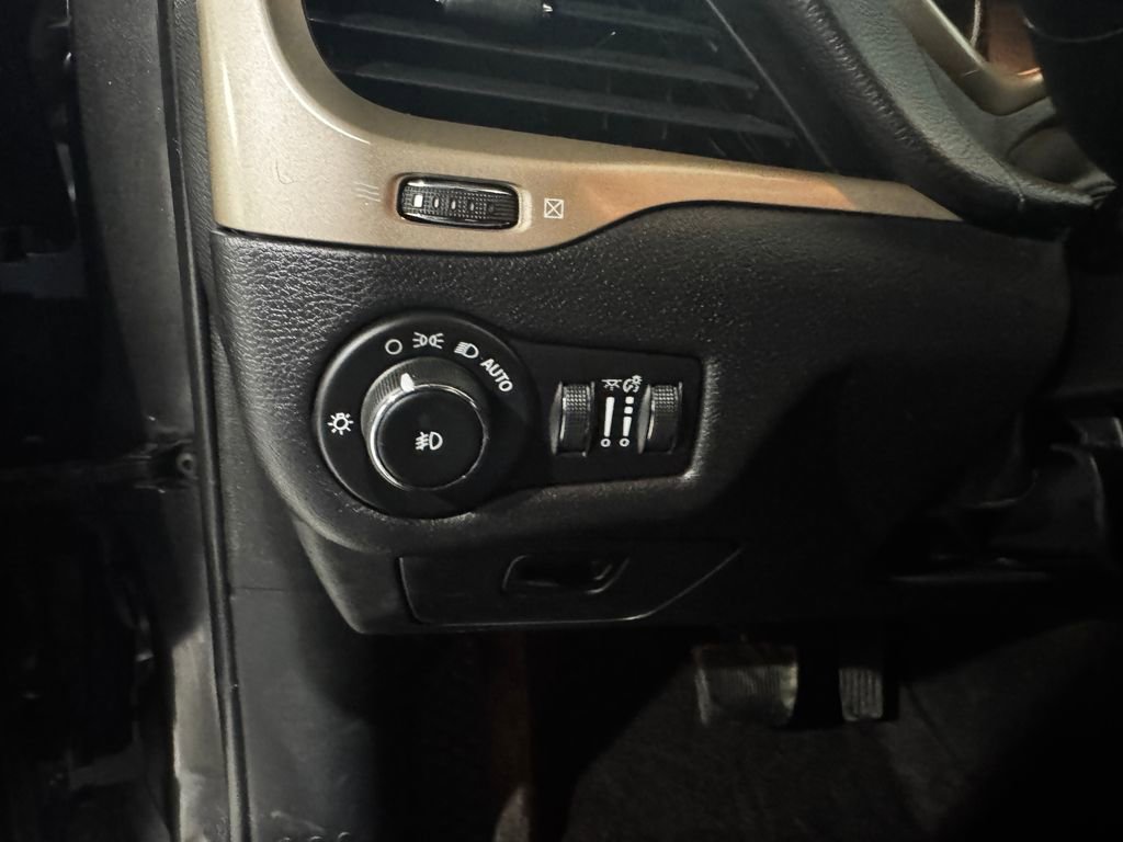 Used 2017 Jeep Cherokee Latitude w/ Cold Weather Group AWD/4WD image 35