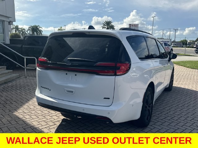 Used 2023 Chrysler Pacifica Touring-L w/ S Appearance Package AWD/4WD image 6