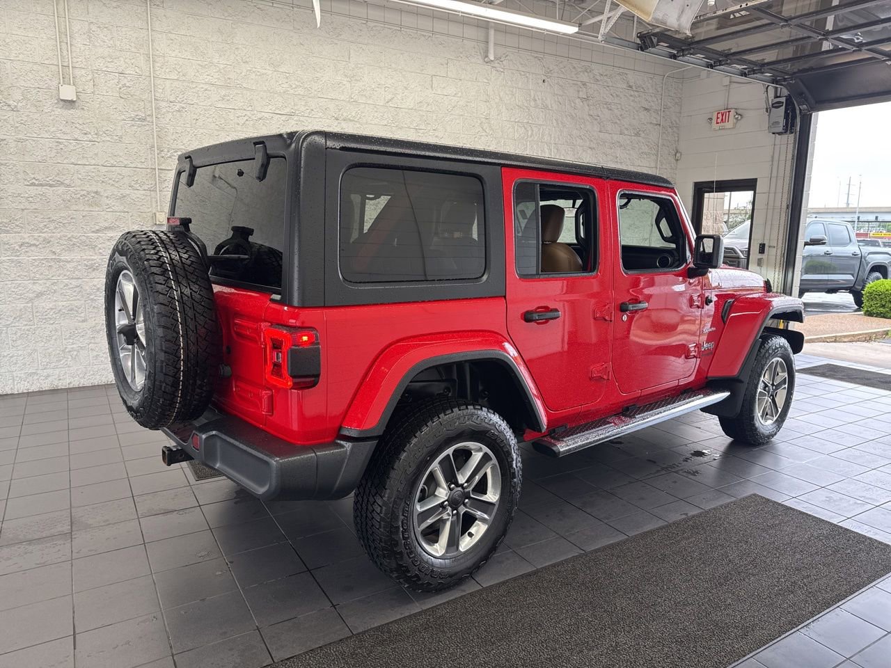 Used 2021 Jeep Wrangler Unlimited Sahara w/ LED Lighting Group AWD/4WD image 8