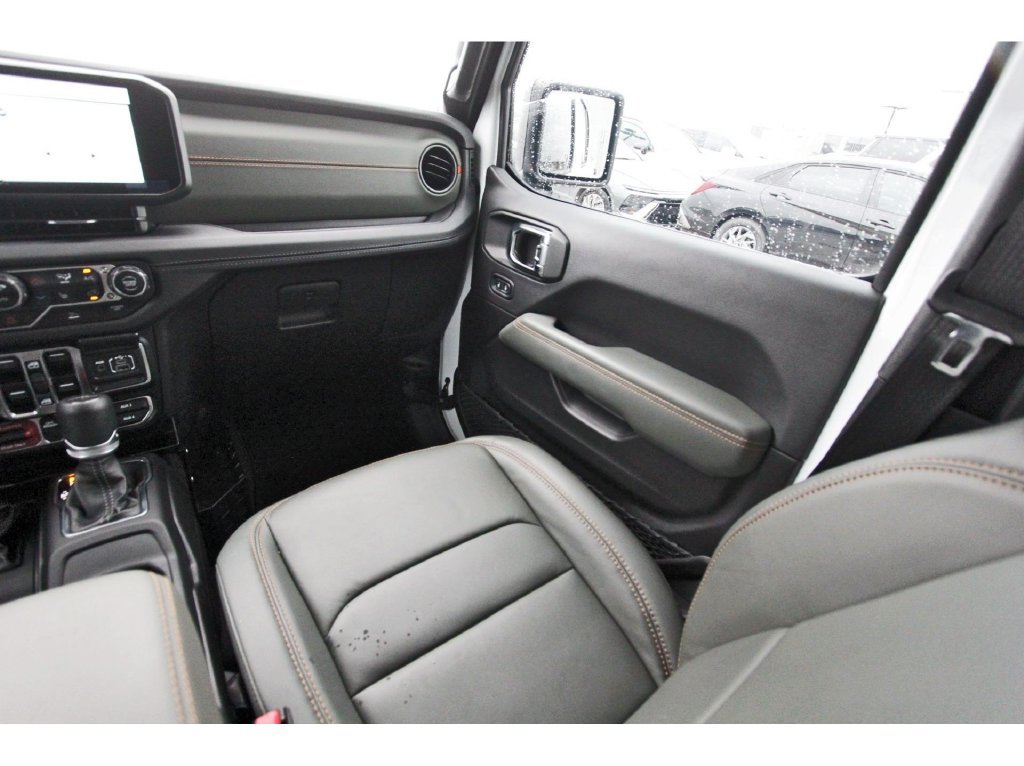 Used 2025 Jeep Gladiator Mojave w/ Convenience Group AWD/4WD image 10