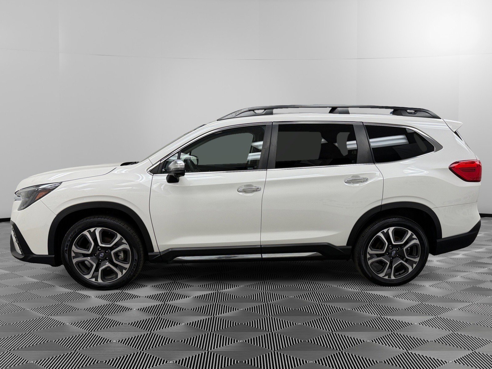 Used 2023 Subaru Ascent Touring image 2