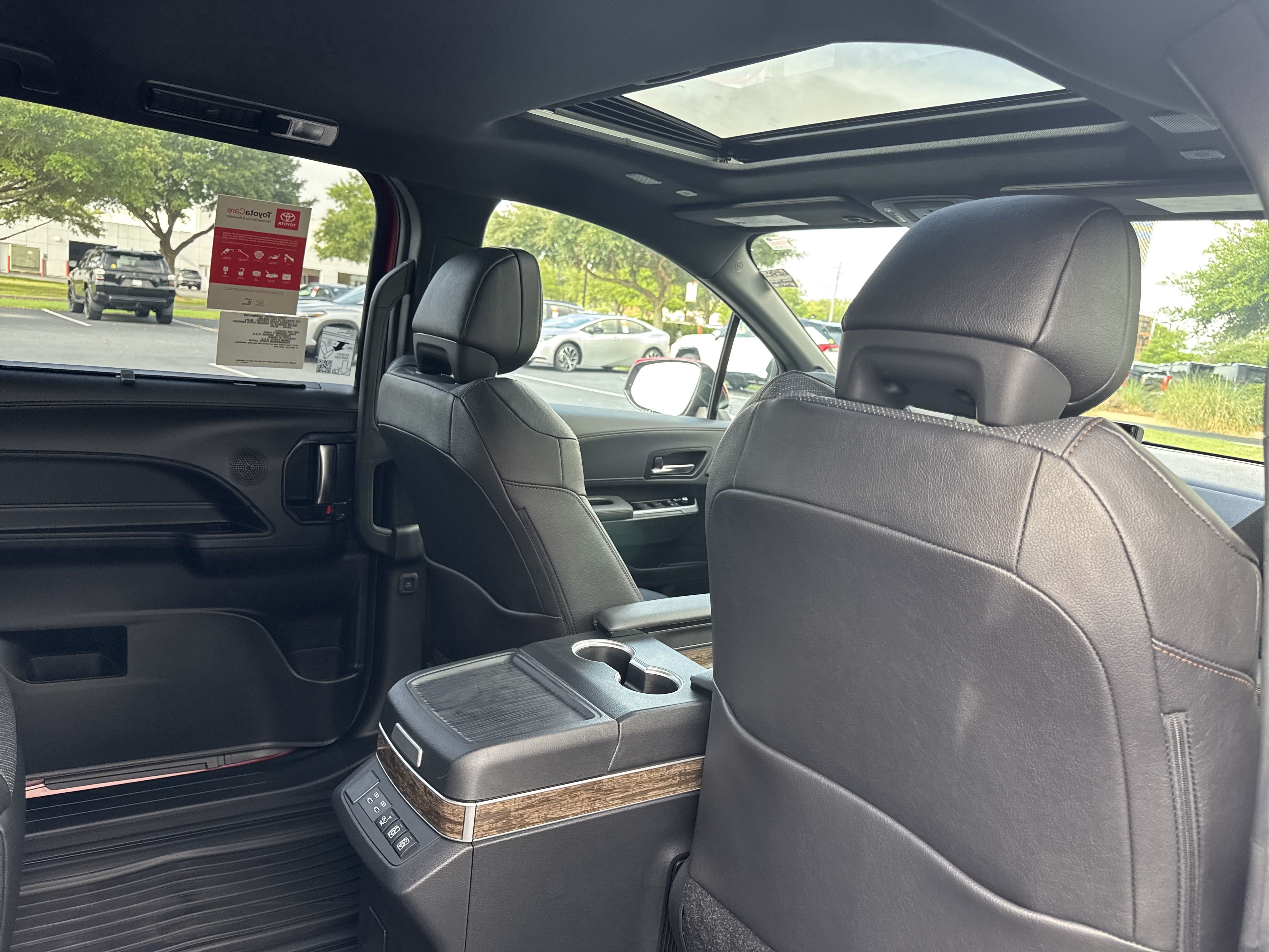 New 2025 Toyota Sienna Platinum FWD image 35