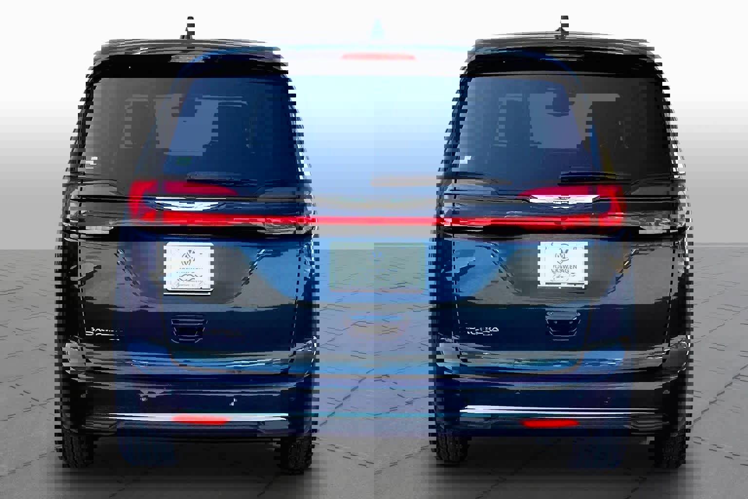 Used 2023 Chrysler Pacifica Touring-L FWD image 5