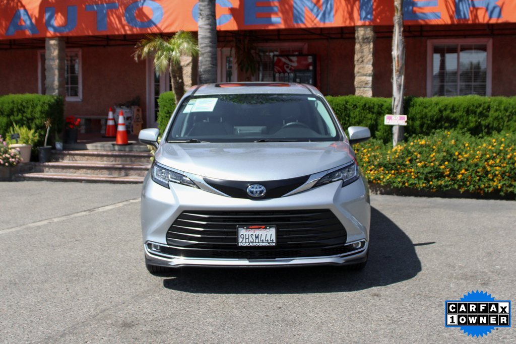 Used 2023 Toyota Sienna XLE image 3