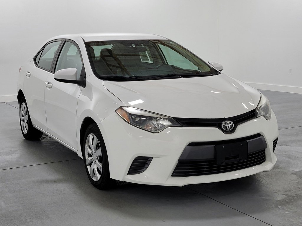 Used 2015 Toyota Corolla LE FWD image 2