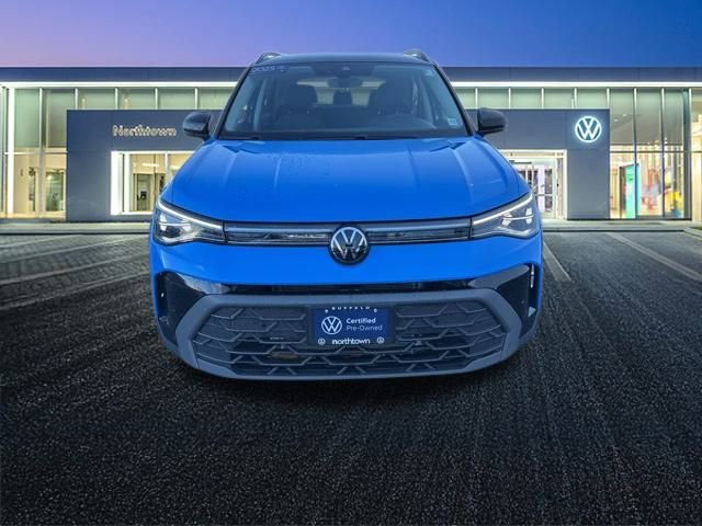 Certified 2025 Volkswagen Taos SE image 9