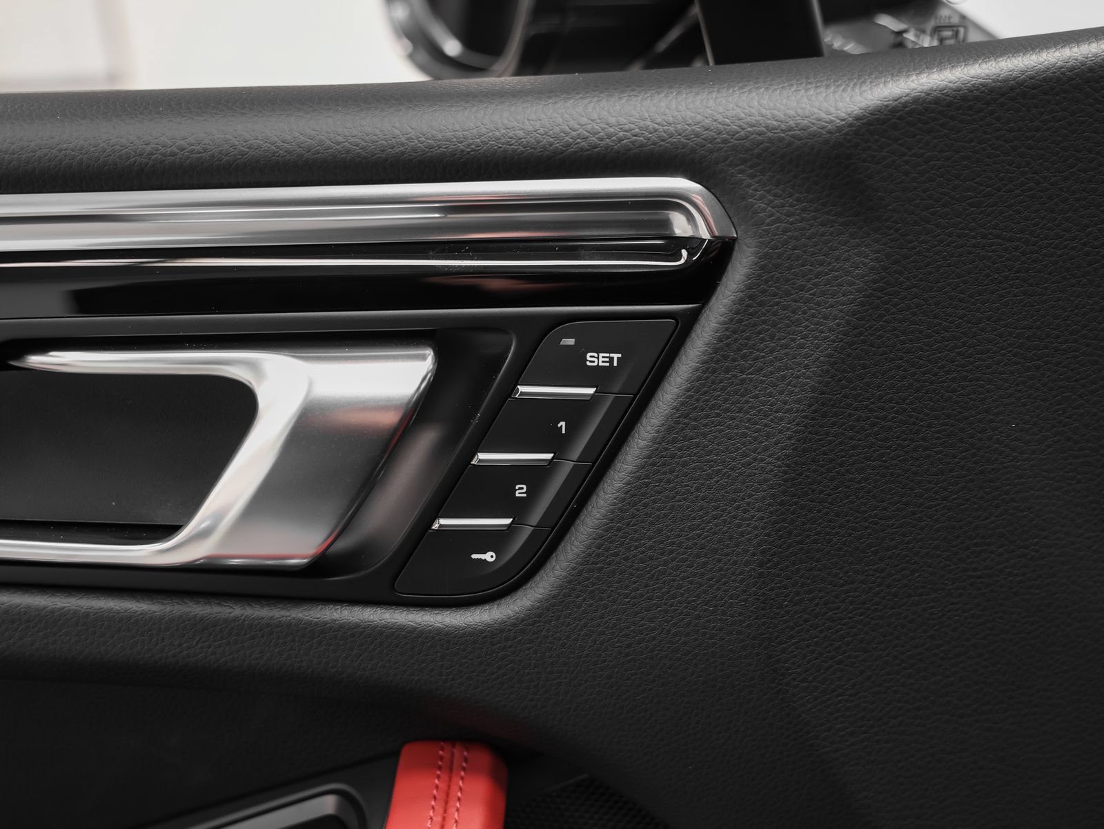Certified 2026 Porsche Macan AWD/4WD image 30
