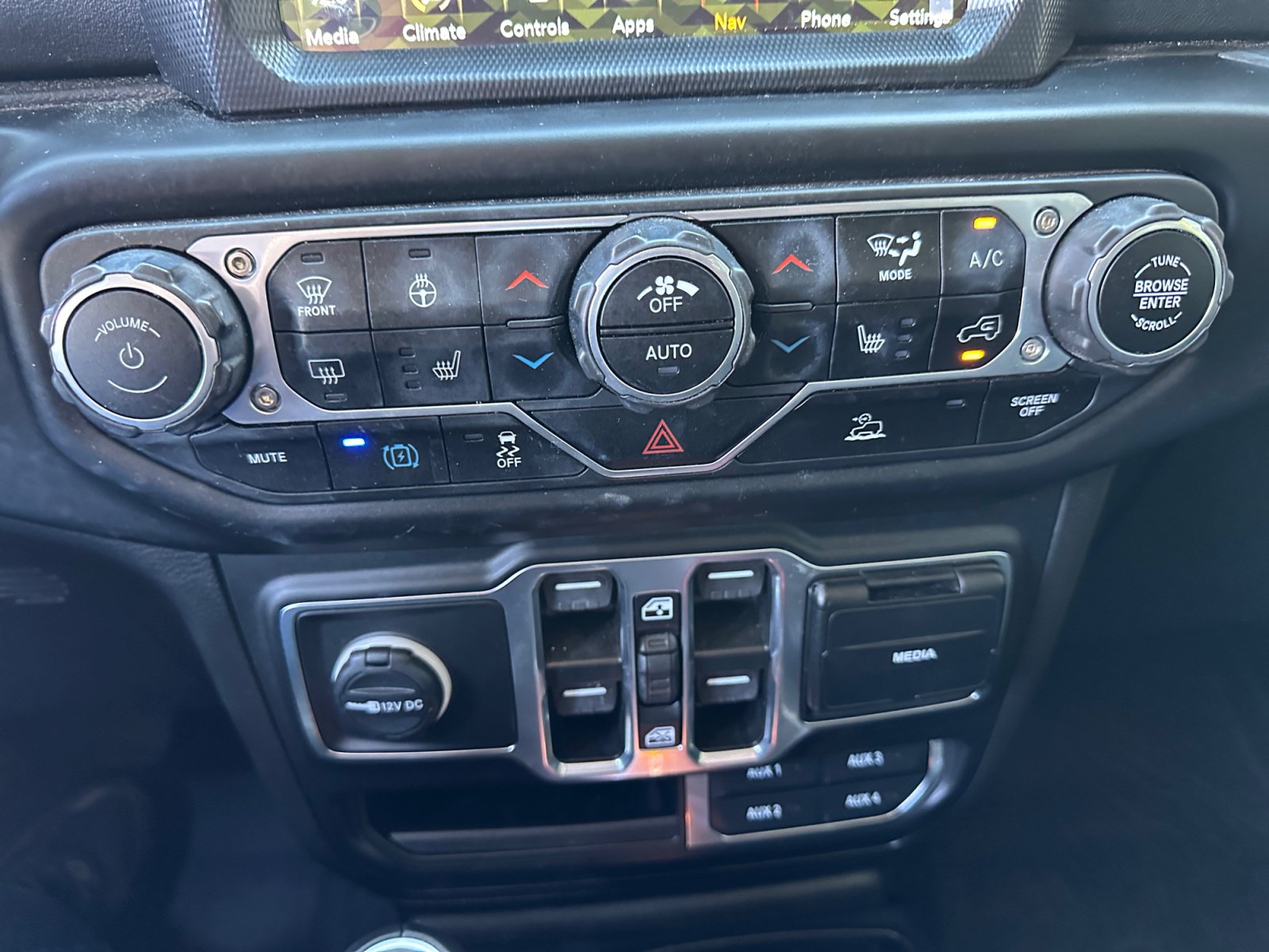 Used 2023 Jeep Wrangler Unlimited Sahara w/ Cold Weather Group AWD/4WD image 22