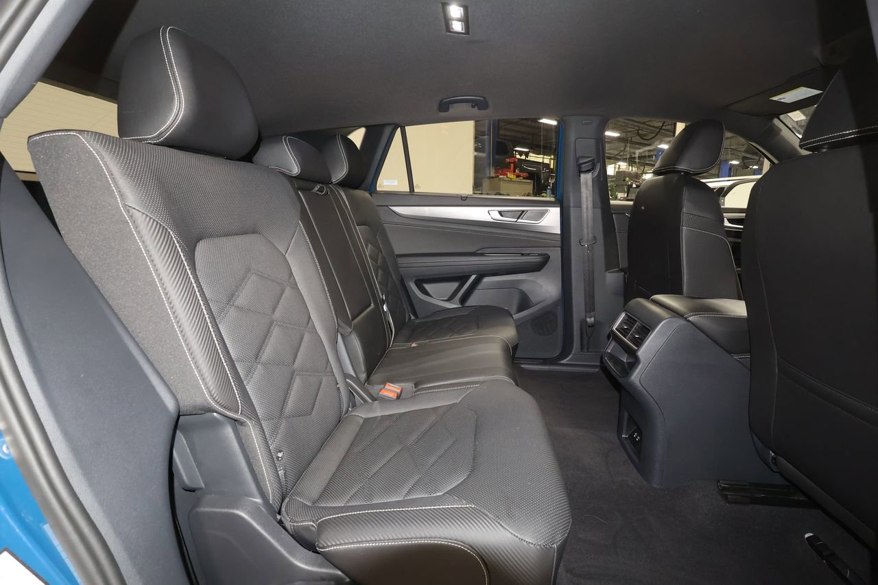 Used 2025 Volkswagen Atlas Cross Sport SE image 24