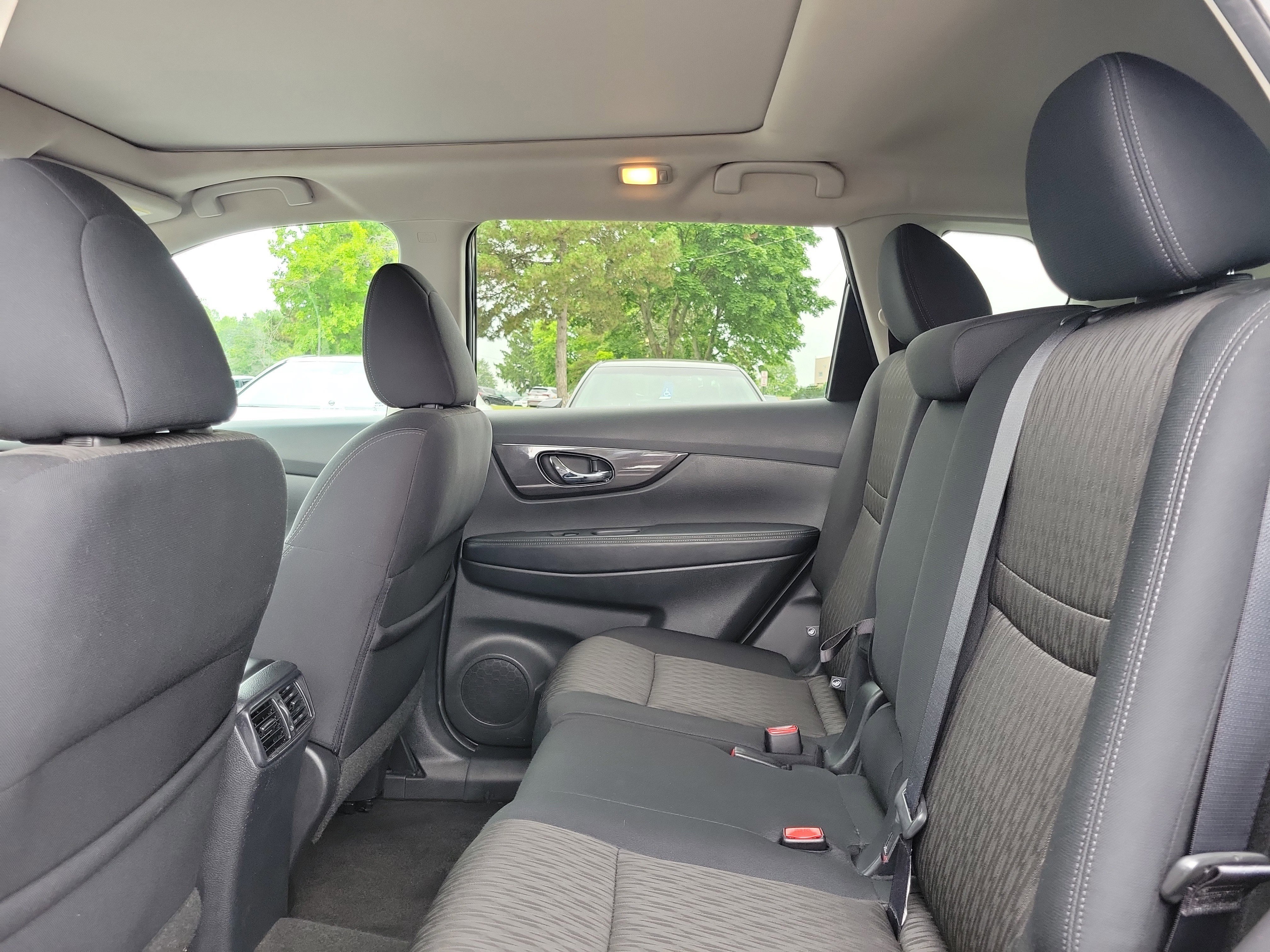 Used 2017 Nissan Rogue SV AWD/4WD image 11