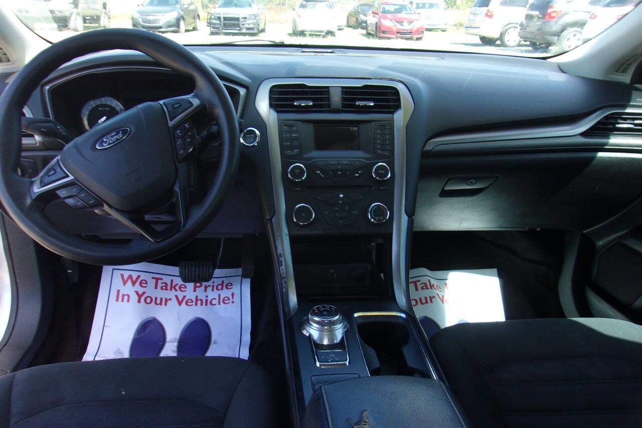 Used 2017 Ford Fusion SE image 12