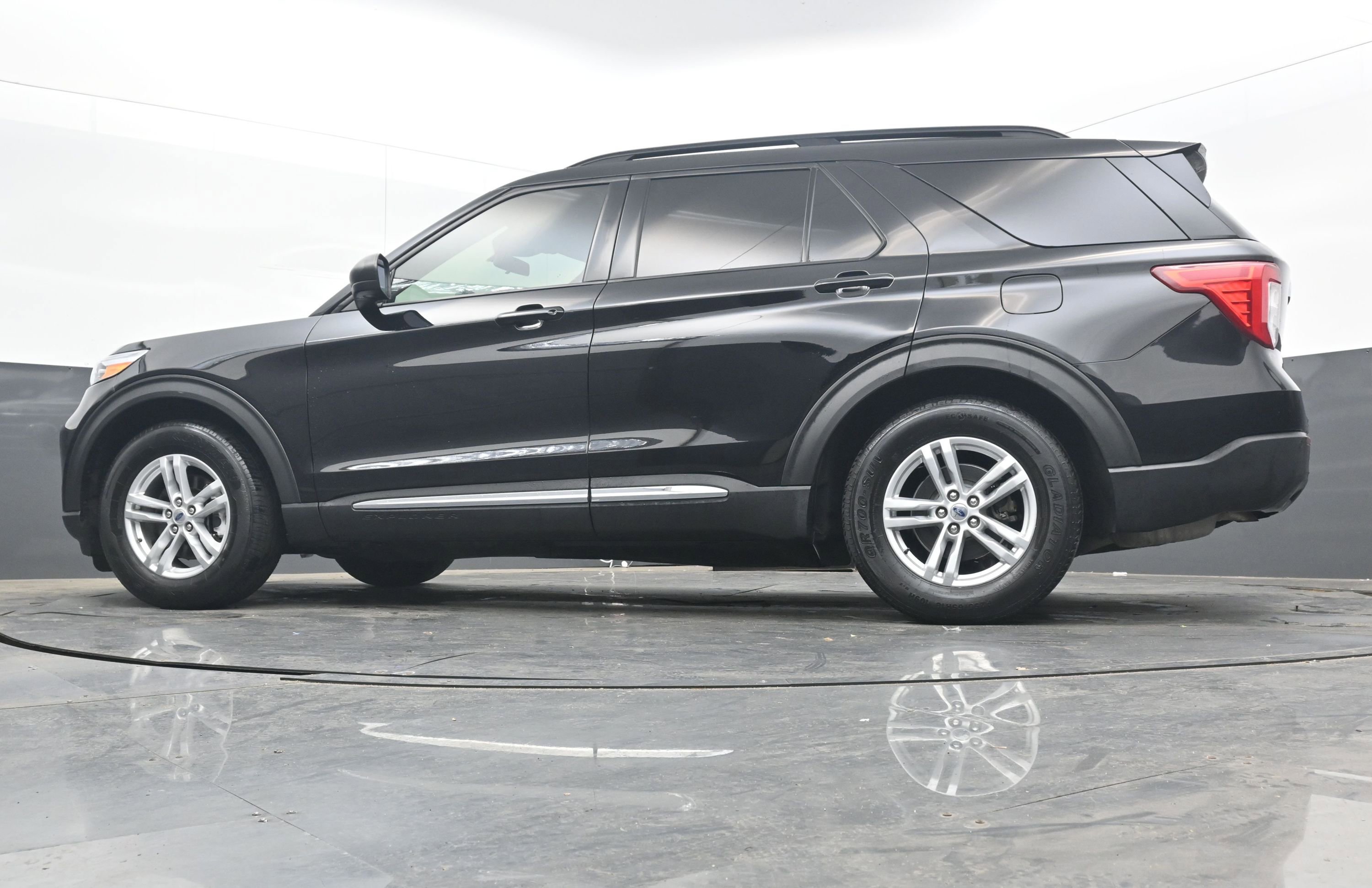 Used 2020 Ford Explorer XLT w/ Class III Trailer Tow Package image 30