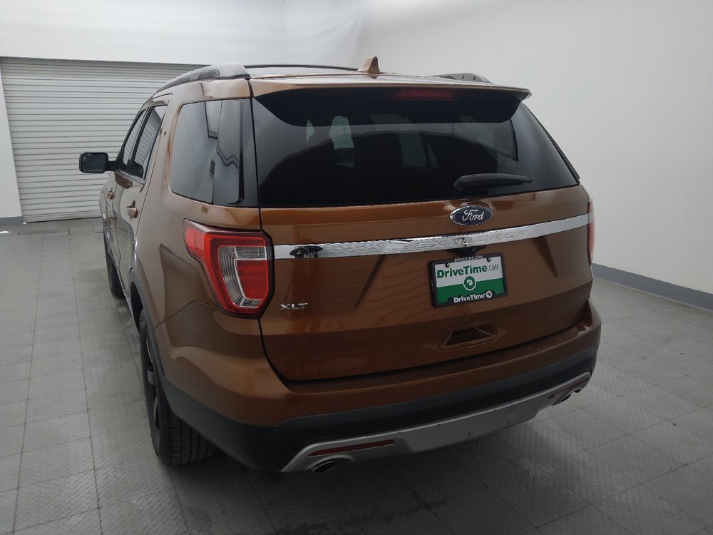 Used 2017 Ford Explorer XLT image 6