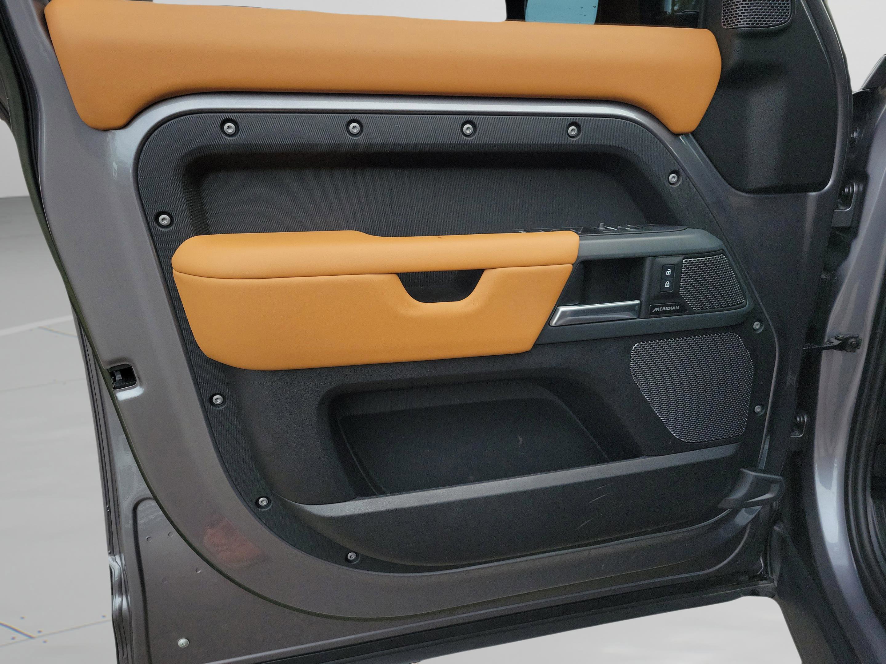 Used 2024 Land Rover Defender 110 X-Dynamic SE image 19