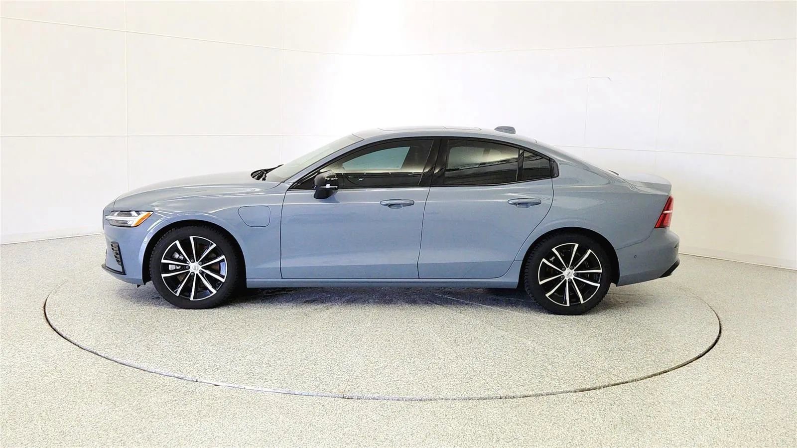 Used 2023 Volvo S60 T8 Plus image 4