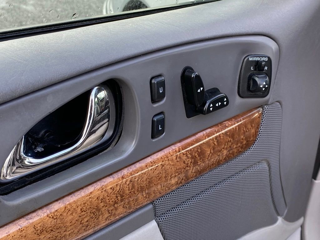 Used 2002 Lincoln Continental image 9