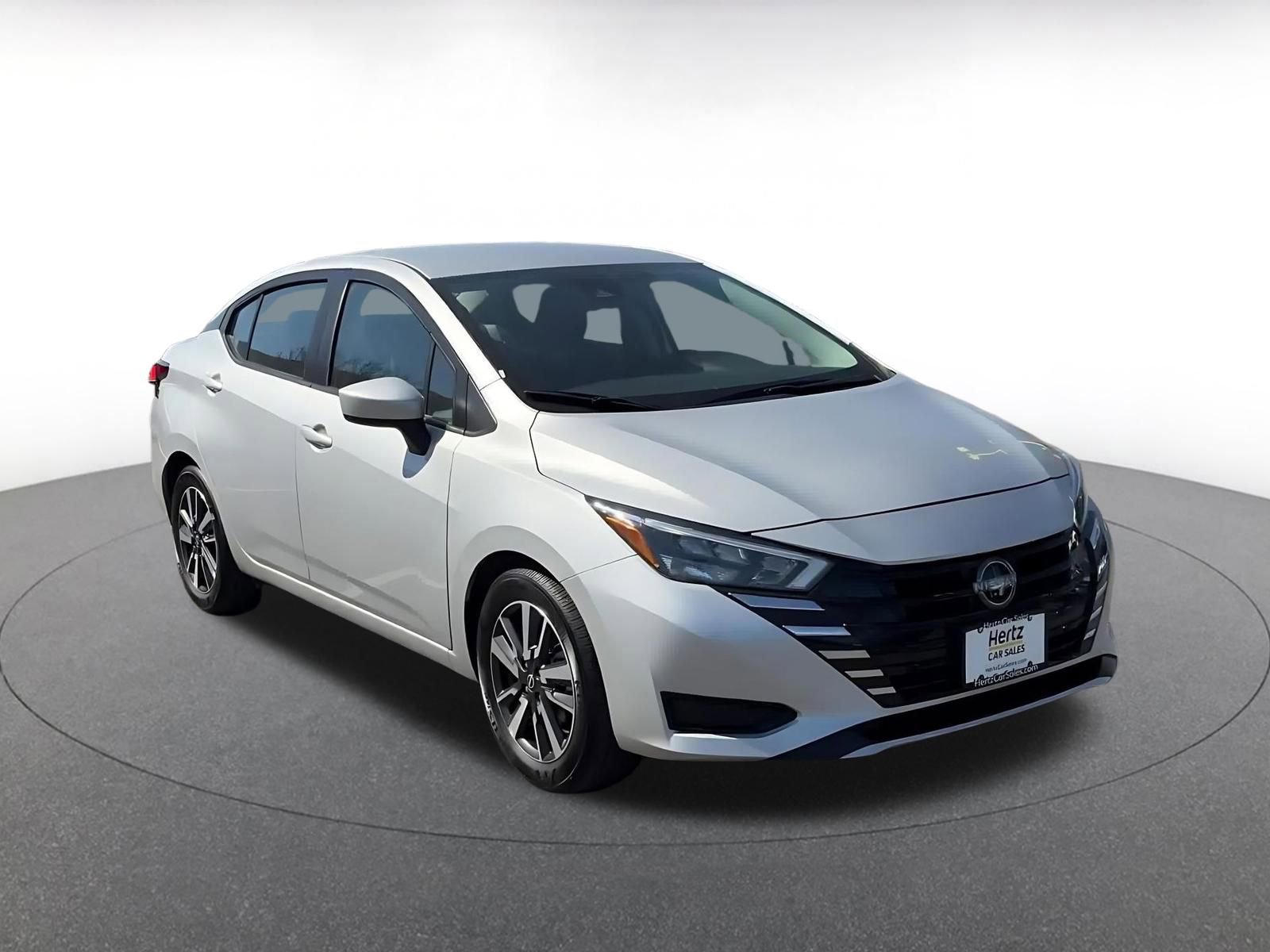 Used 2025 Nissan Versa SV image 3