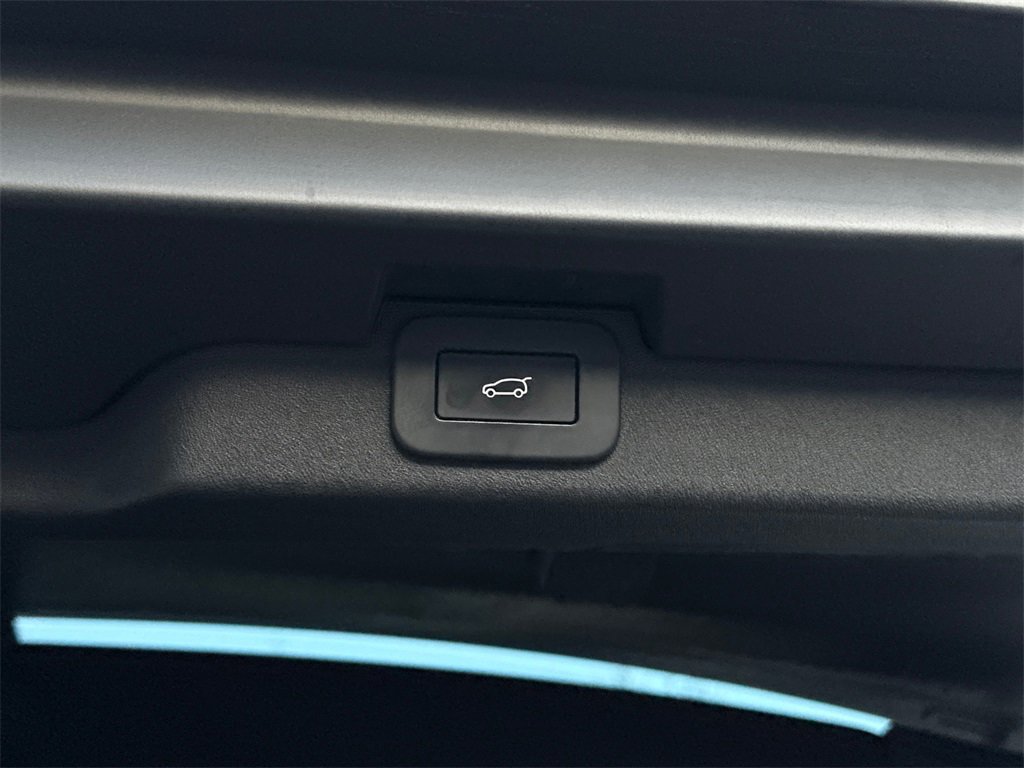 Used 2023 Land Rover Discovery Metropolitan Edition image 7