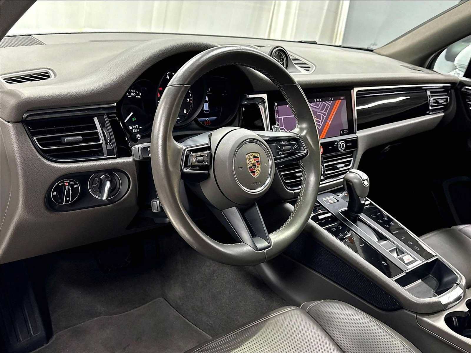 Used 2024 Porsche Macan w/ Premium Plus Package AWD/4WD image 6