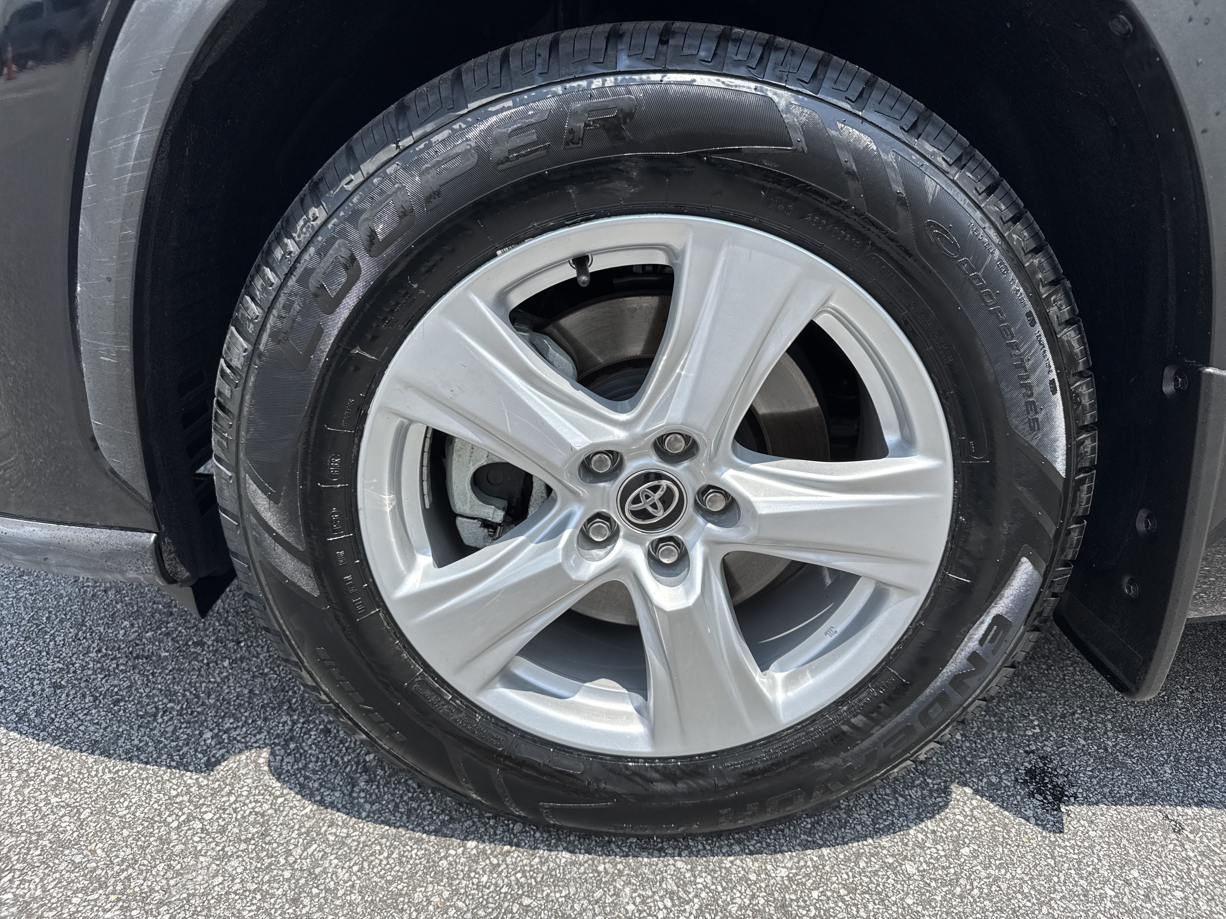 Used 2025 Toyota Highlander LE FWD image 13