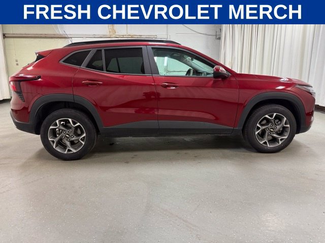Used 2025 Chevrolet Trax LT w/ LT Convenience Package FWD image 3
