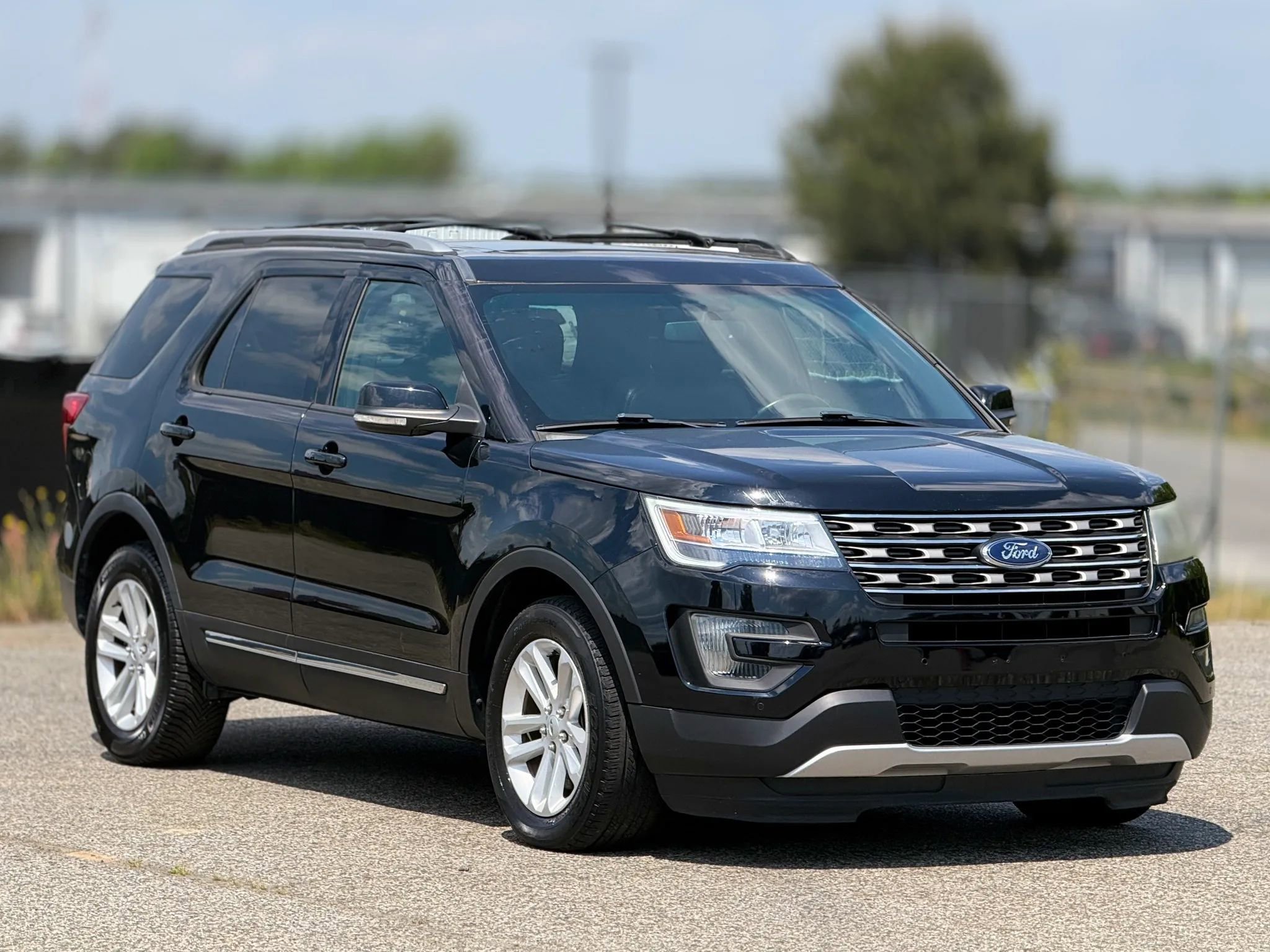 Used 2016 Ford Explorer XLT w/ Equipment Group 202A FWD image 1