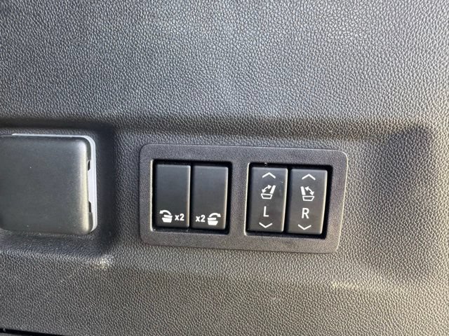 Used 2023 GMC Yukon XL Denali AWD/4WD image 11