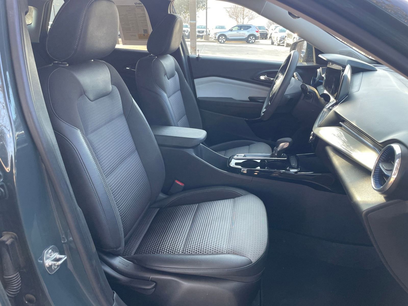 Used 2025 Chevrolet Trax LT FWD image 37