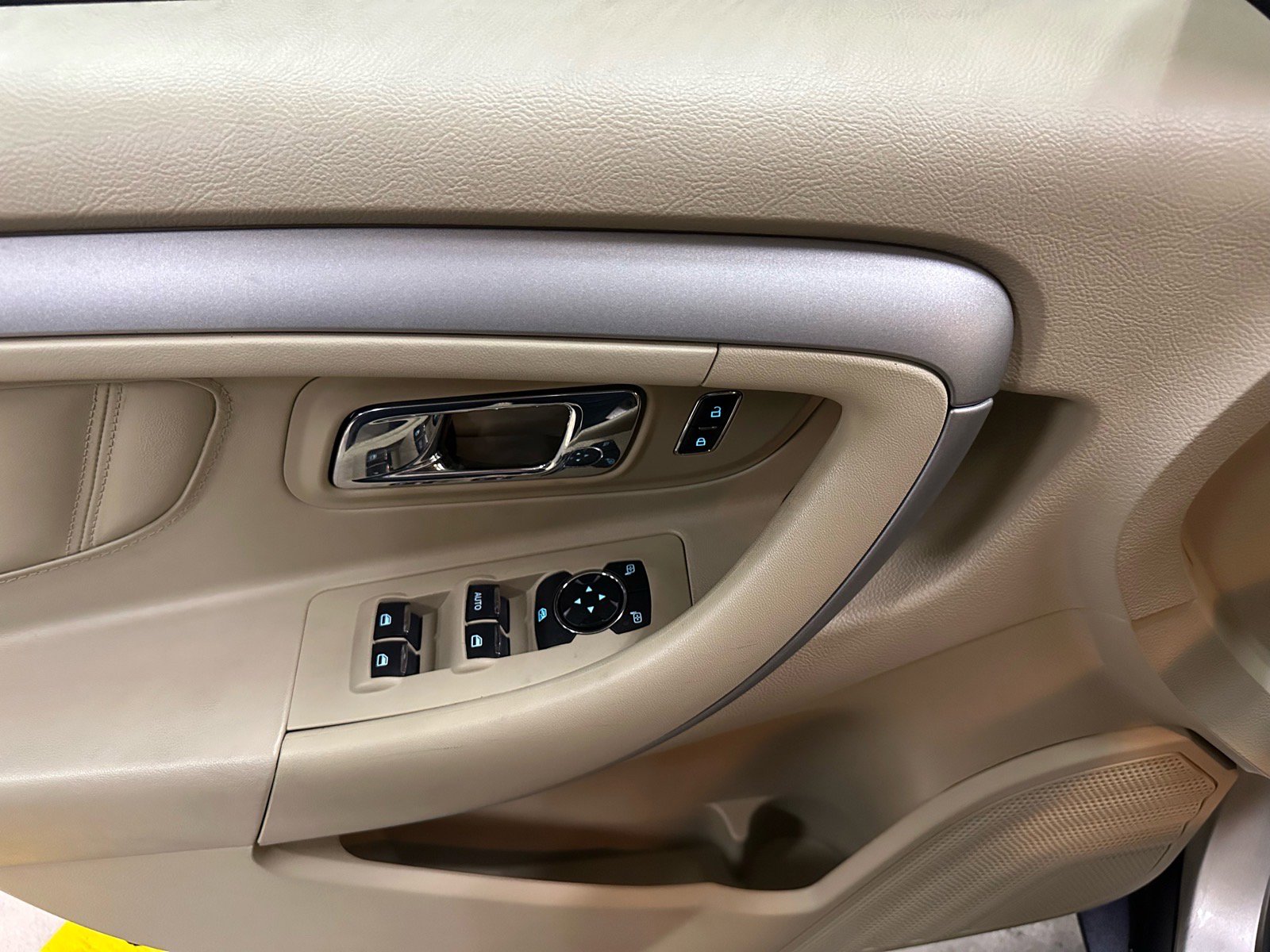 Used 2018 Ford Taurus SEL image 18