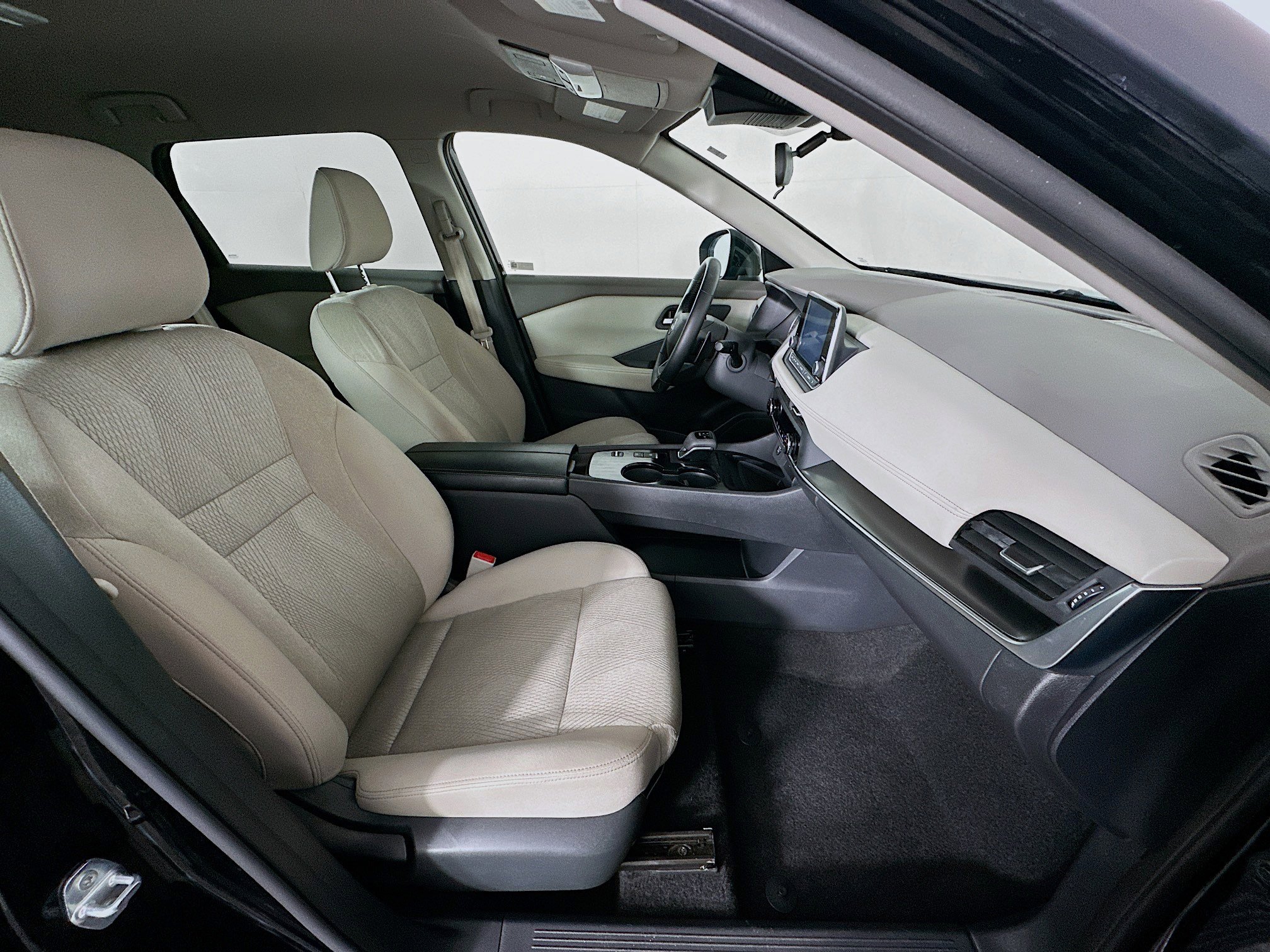 Used 2025 Nissan Rogue SV image 32