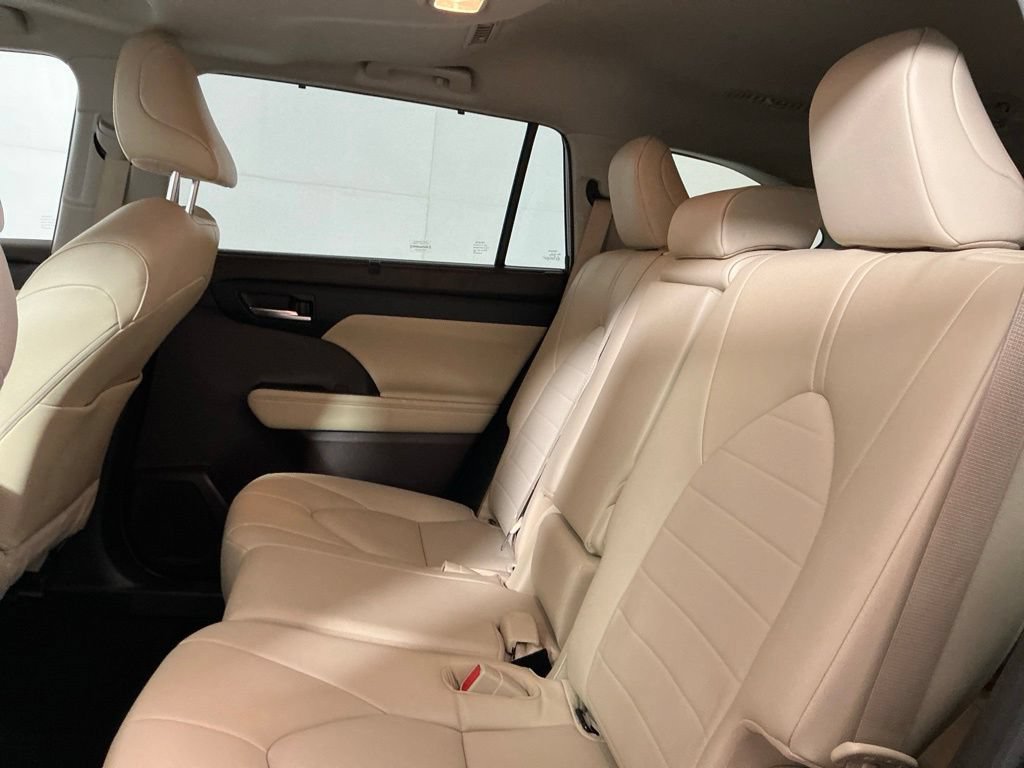 Used 2022 Toyota Highlander XLE FWD image 25