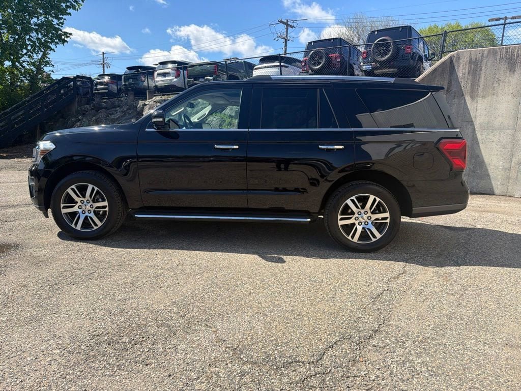 Used 2023 Ford Expedition Limited AWD/4WD image 3