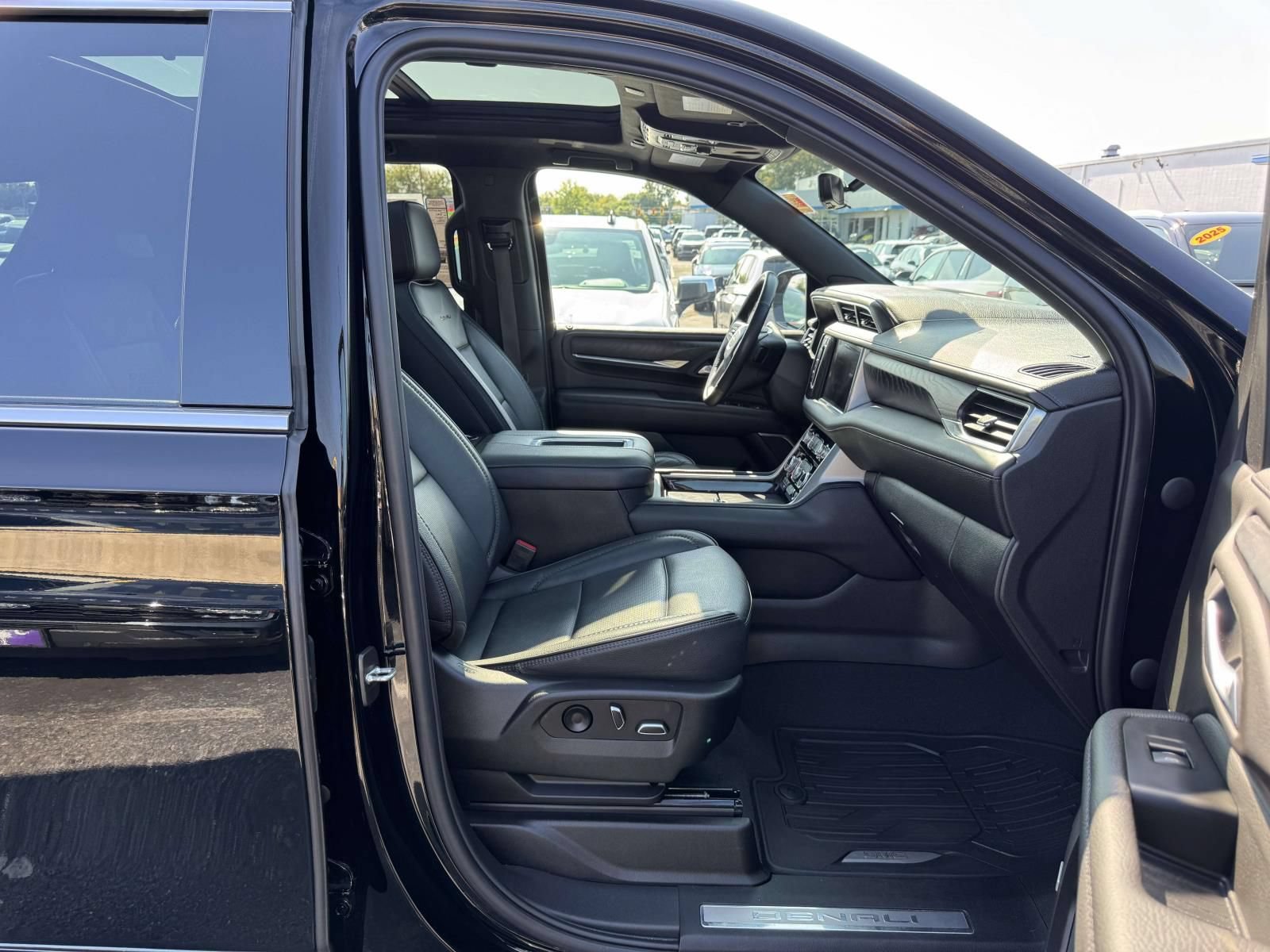 Used 2022 GMC Yukon Denali w/ Denali Premium Package AWD/4WD image 14