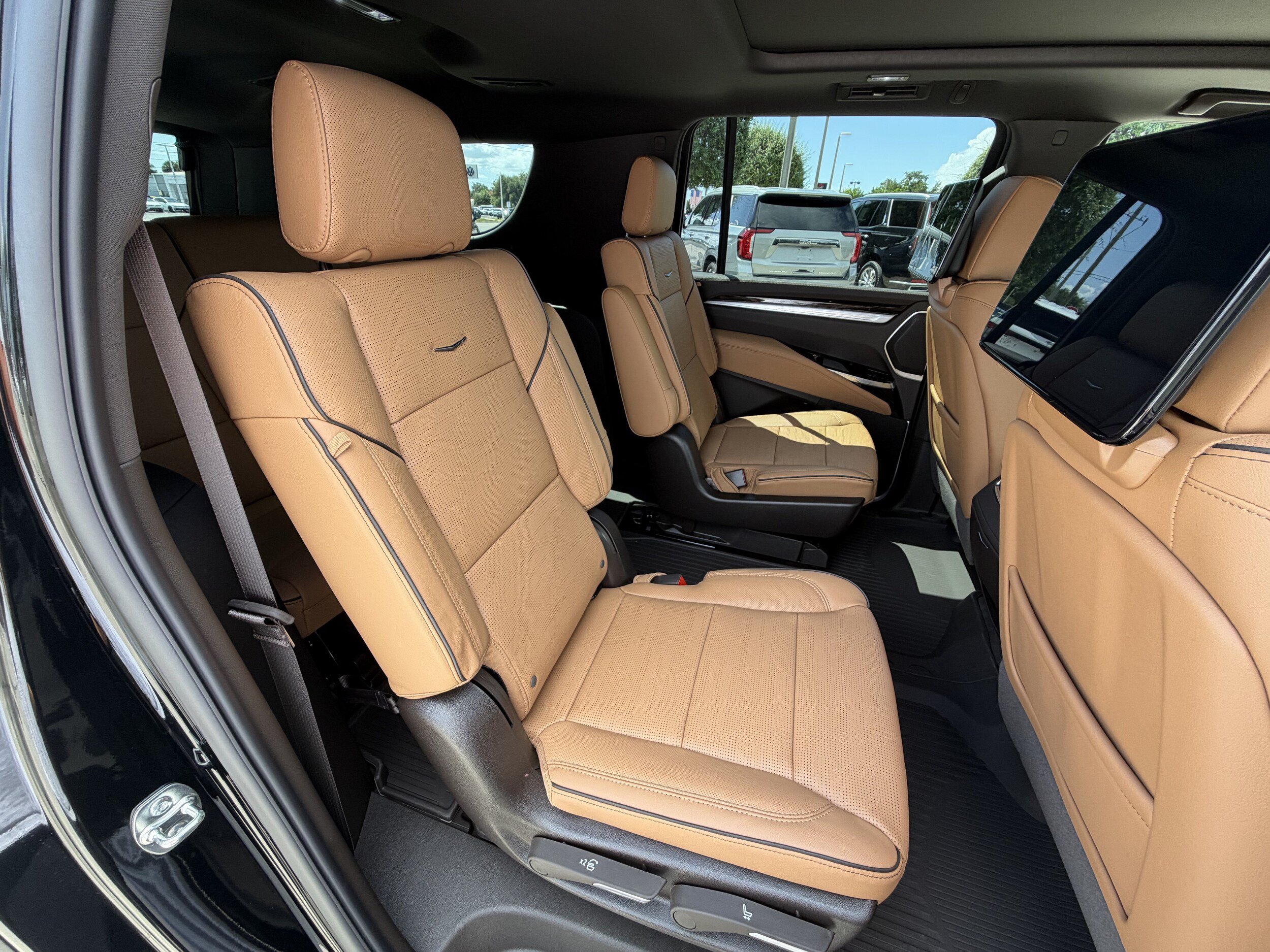 New 2026 Cadillac Escalade ESV Luxury w/ LPO, Floor Liner Package AWD/4WD image 18