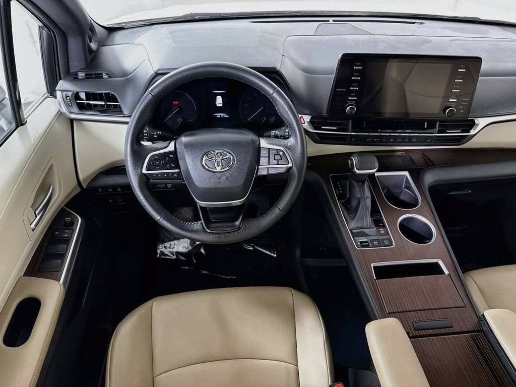 Certified 2022 Toyota Sienna XLE w/ XLE Plus Package FWD image 4