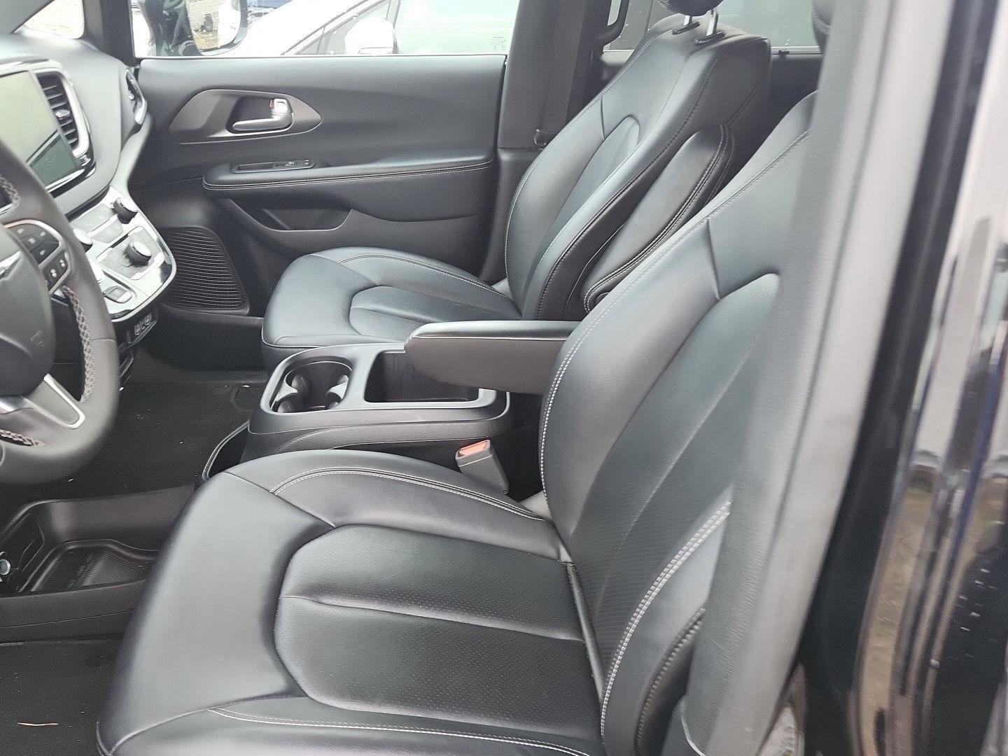 Used 2025 Chrysler Pacifica Select FWD image 9
