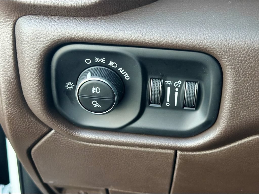 New 2026 RAM 3500 Laramie AWD/4WD image 34
