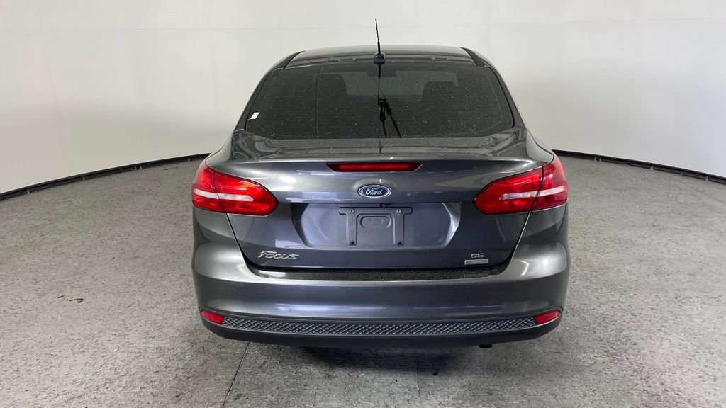 Used 2018 Ford Focus SE w/ SE Appearance Package FWD image 4