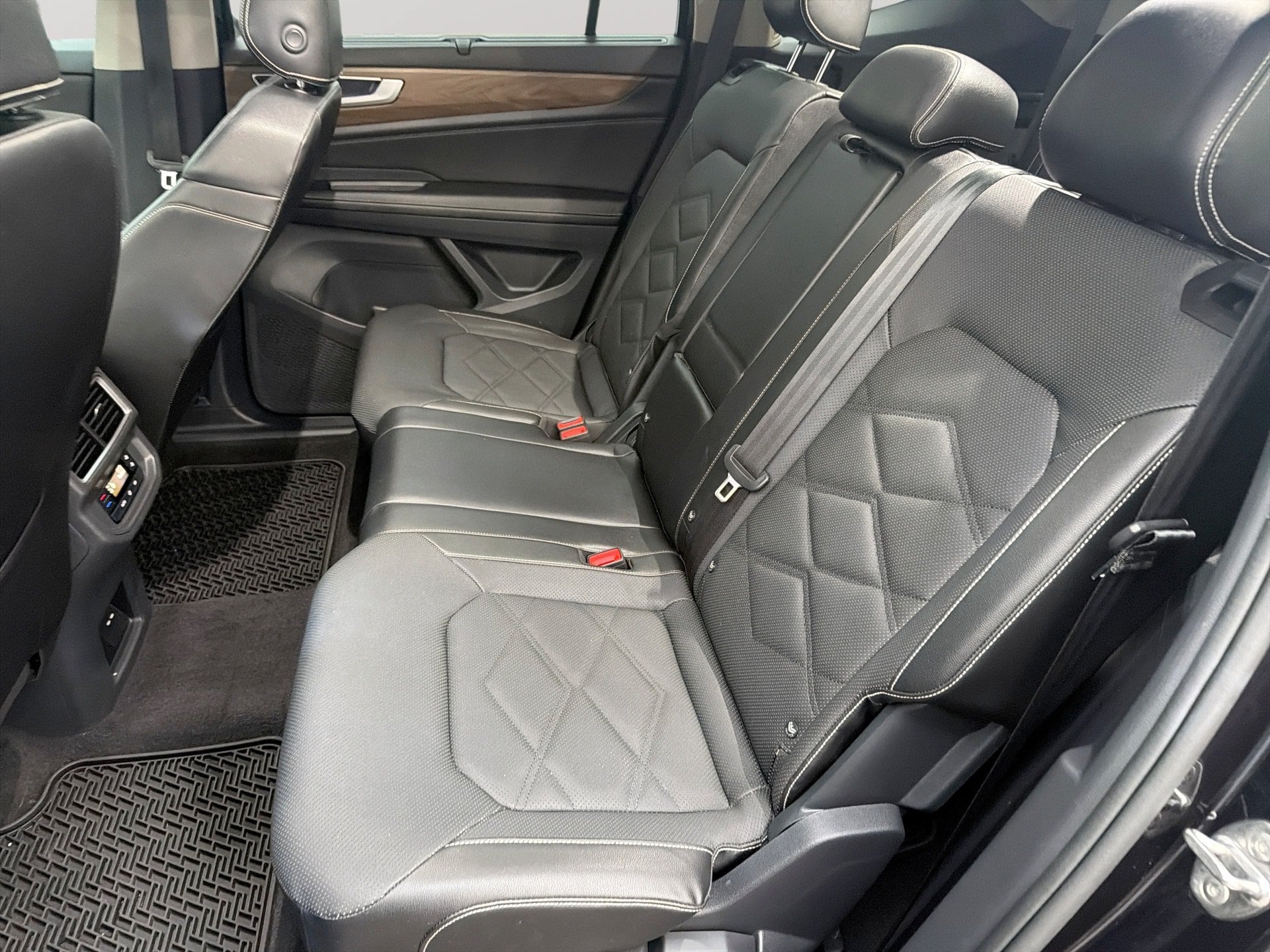 Used 2024 Volkswagen Atlas SE w/ Black Wheel Package AWD/4WD image 25