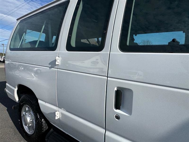 Used 2009 Ford E-350 and Econoline 350 Super Duty Wagon image 22