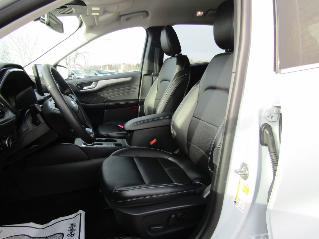 Used 2025 Ford Escape Platinum w/ Class II Trailer Tow Package image 12